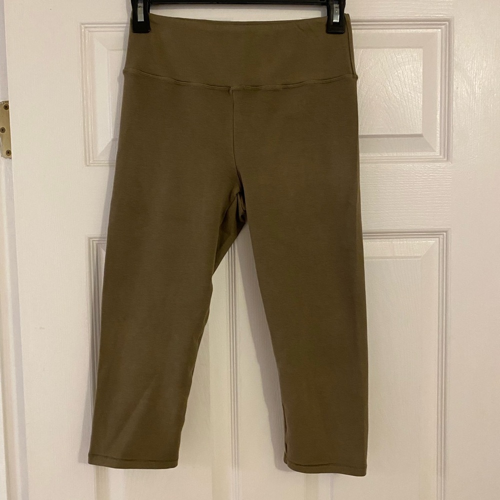 NWT SKIMS Outdoor cropped leggings! Small!